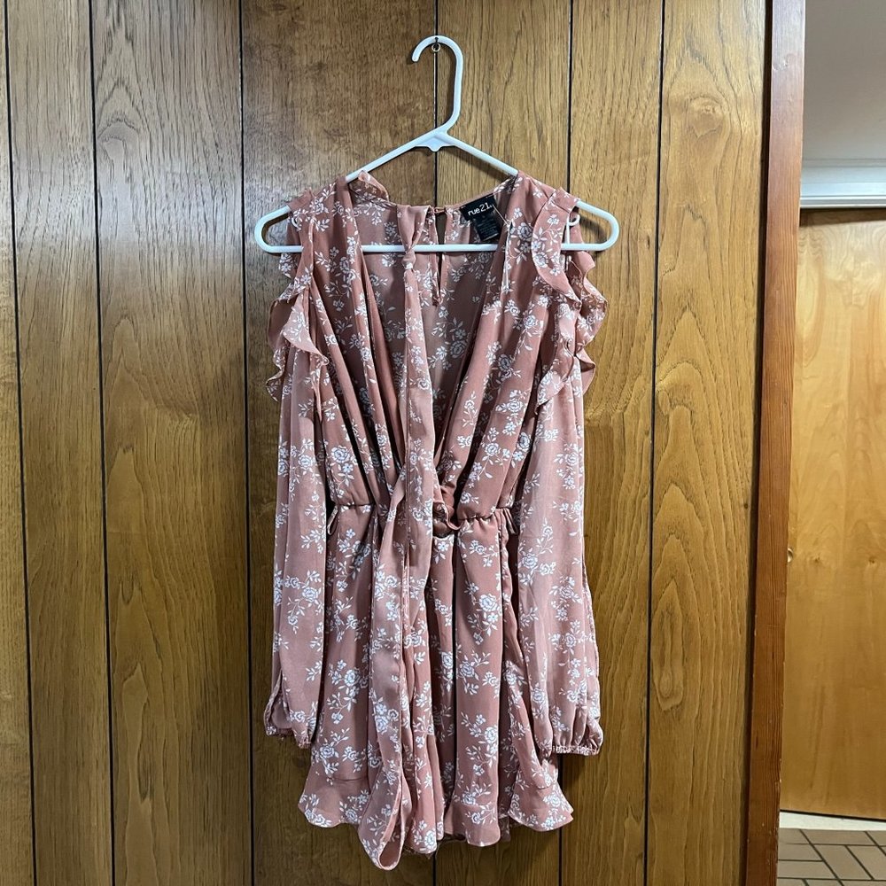NWT - Rue 21 Floral, Frilly Dusty Rose Romper - SMALL